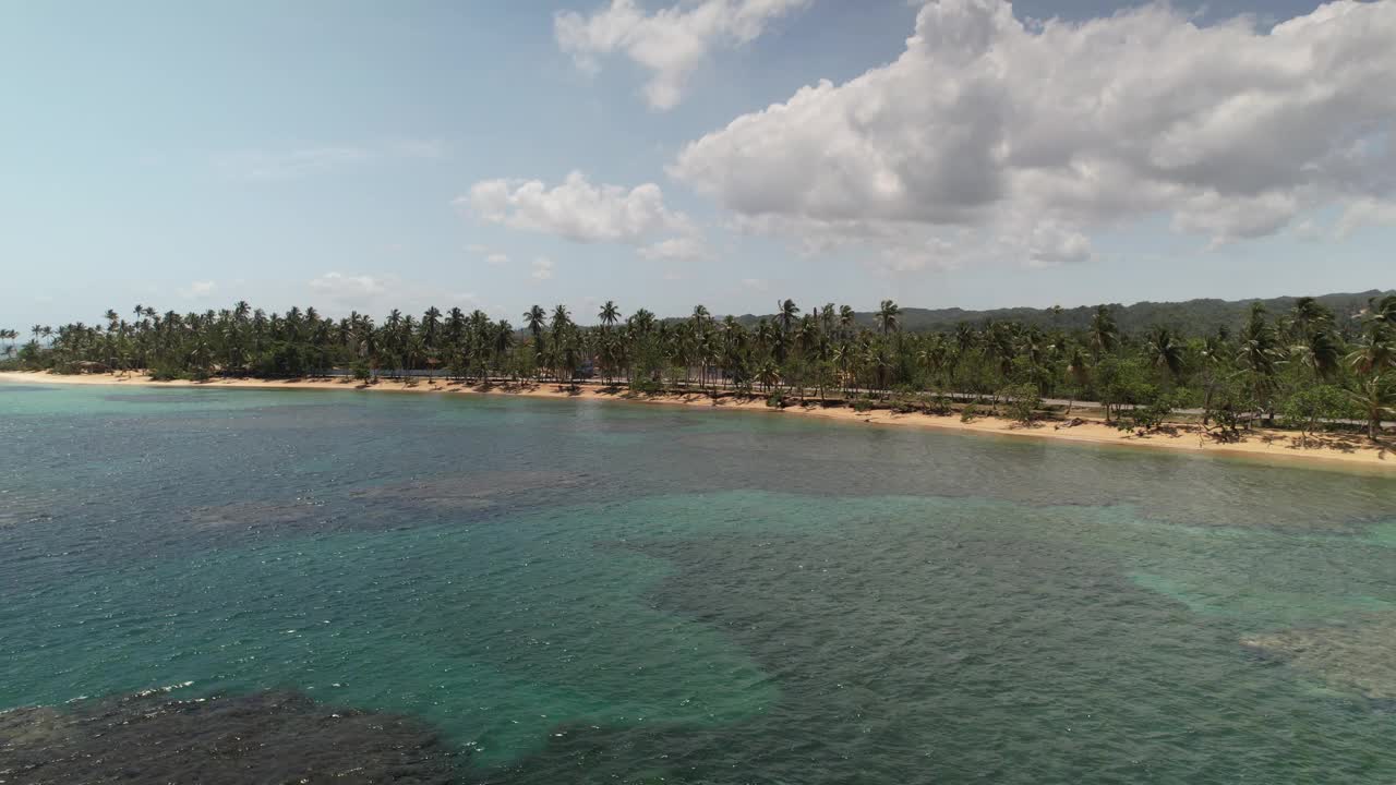 鸟瞰图在拉斯特伦纳斯海滩海岸线与绿松石水视频素材