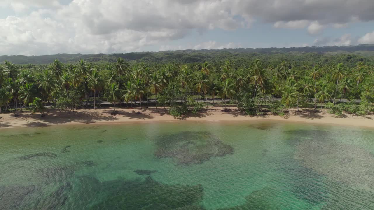 航拍热带海岸线海滩，拉斯特雷纳斯，多米尼加共和国视频素材