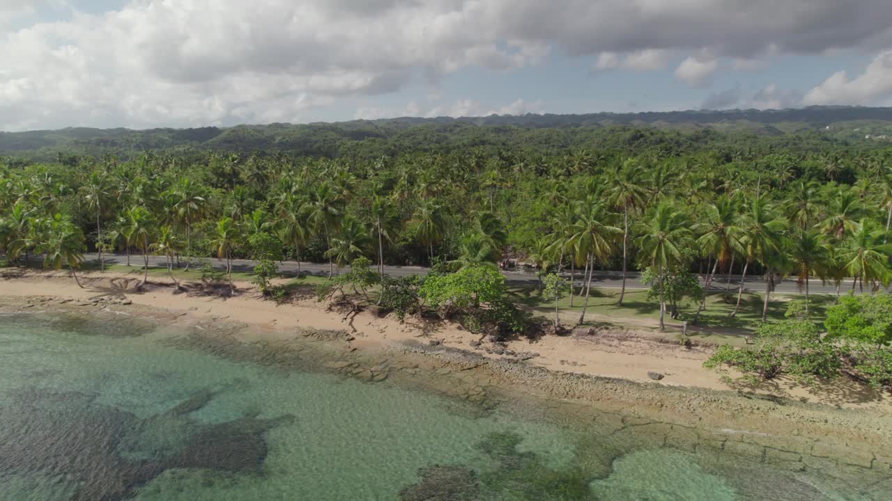 空中跟踪汽车行驶海边路，Las Terrenas，多米尼加共和国视频素材