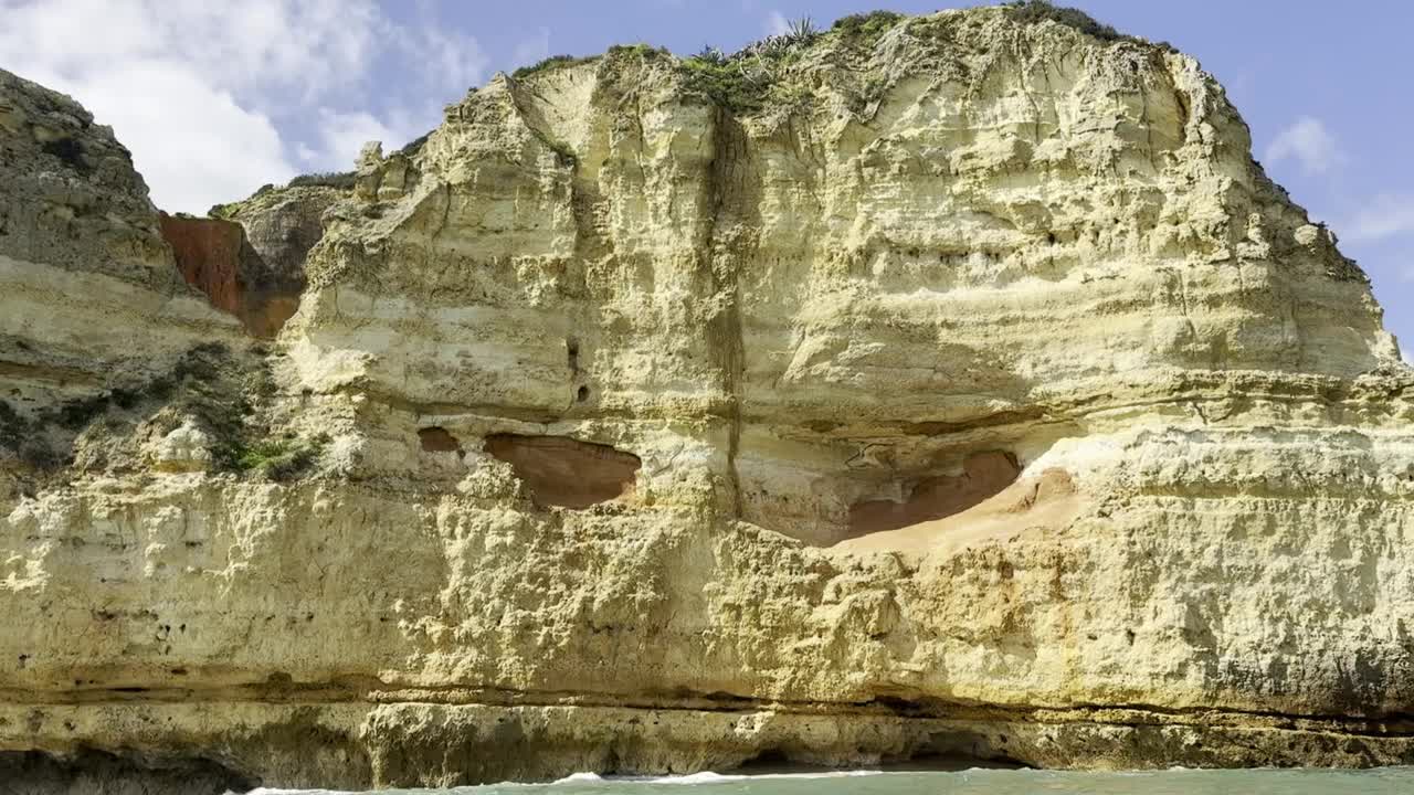 从水面上看，令人惊叹的阿尔加维悬崖视频素材