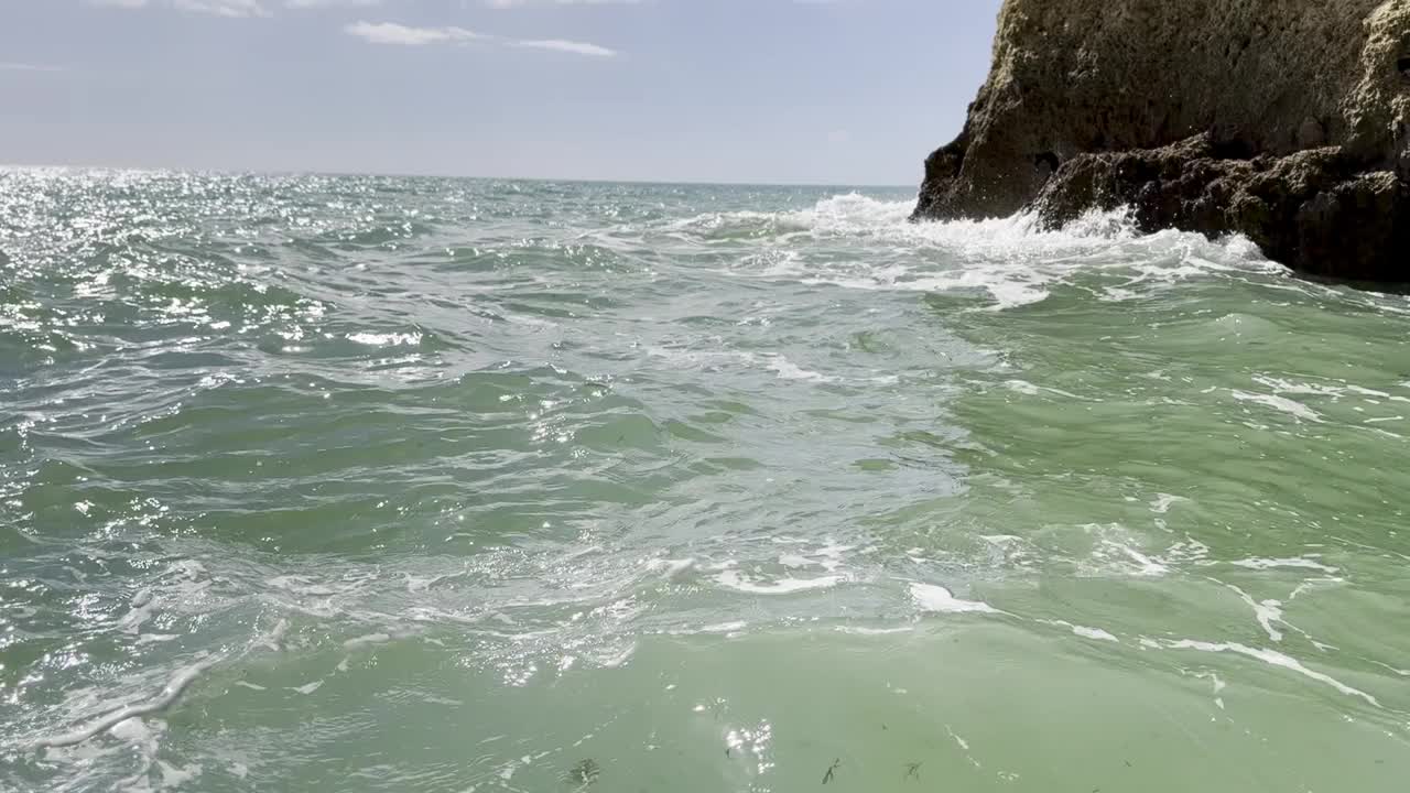 拉各斯的海岸线和翻滚的海浪，从一艘摩托艇视频素材