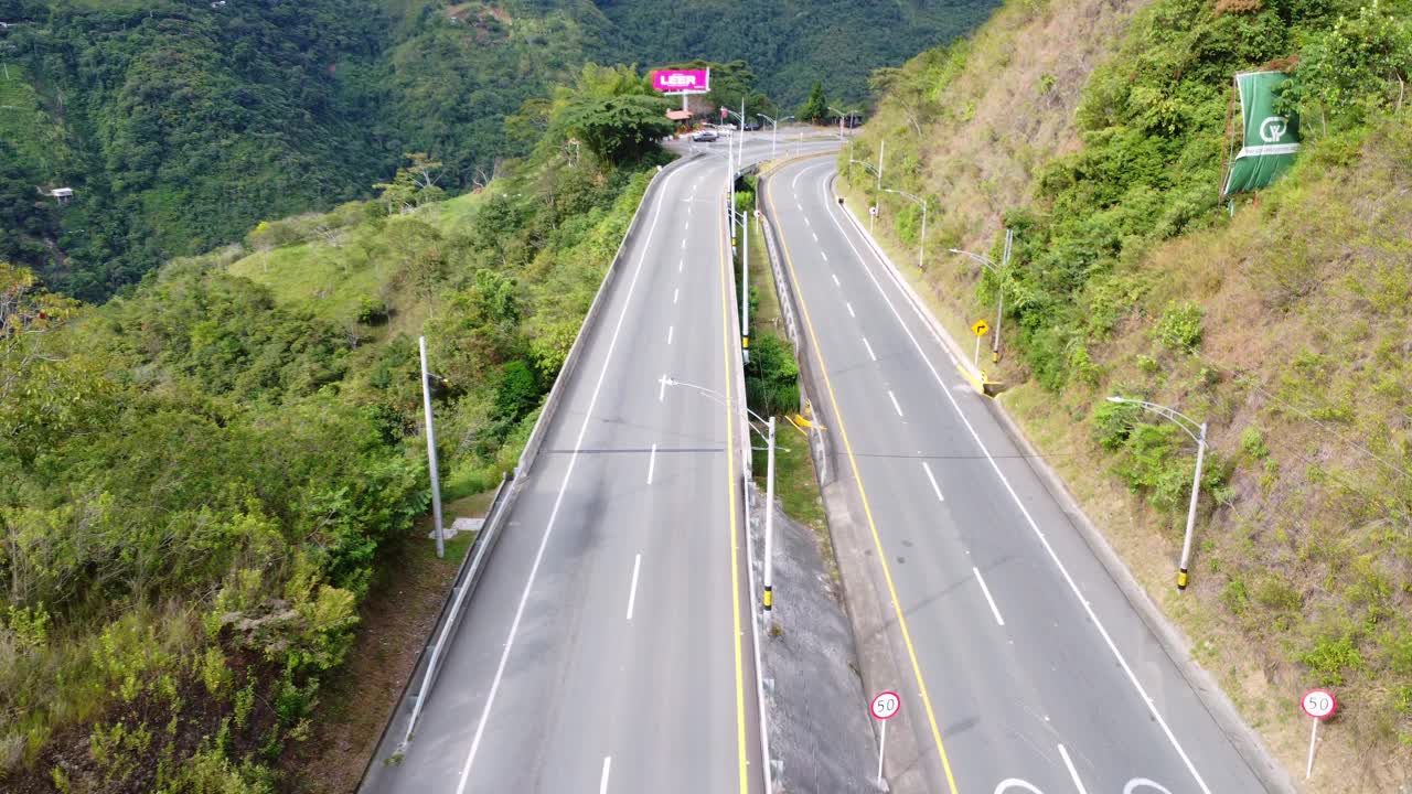 无人机拍摄的一辆车行驶在通往普雷斯国家公园的路上视频素材