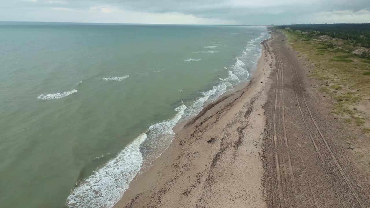 航拍的波罗的海海景:从空中俯瞰的波罗的海的宁静的薄雾覆盖的海岸与波浪在一个确定的镜头视频素材