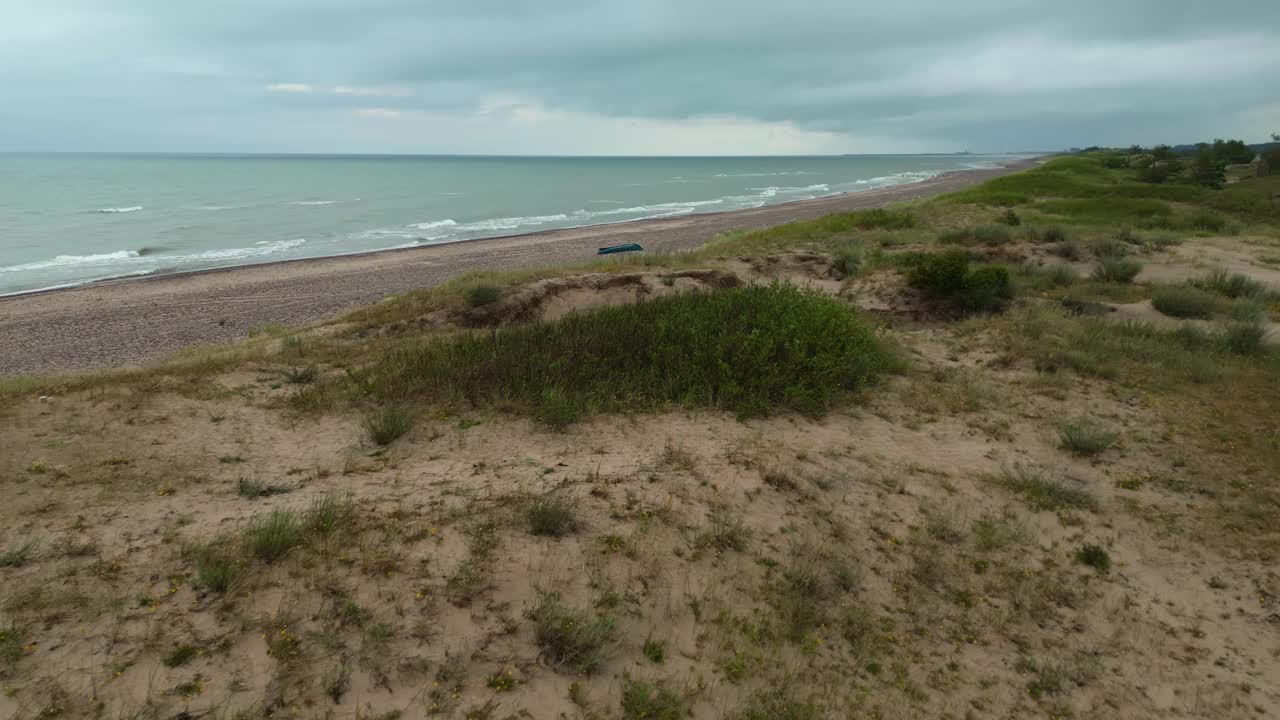 空中迷雾海岸的魅力:从上面的视图揭示了宁静的波罗的海海岸线与波浪，建立大气的设置视频素材