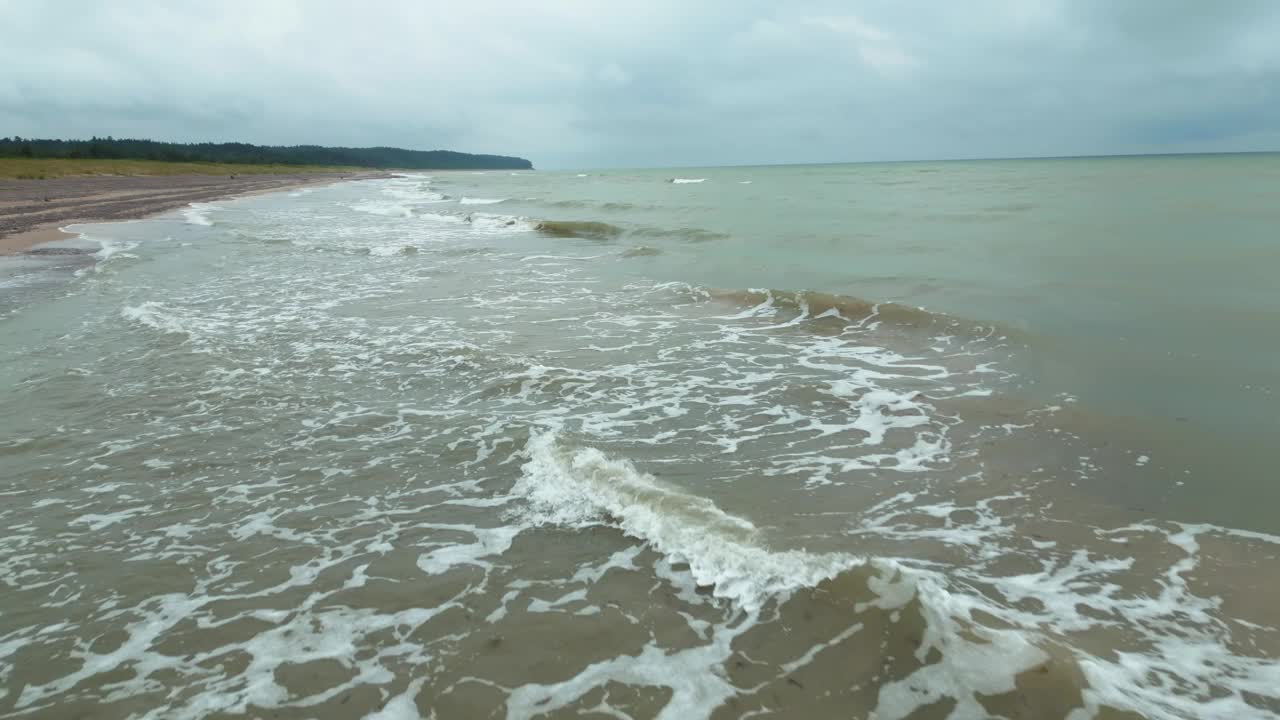 沿海雾的氛围:鸟瞰图展示了宁静的波罗的海海岸线与波浪，设置场景在一个建立的镜头视频素材