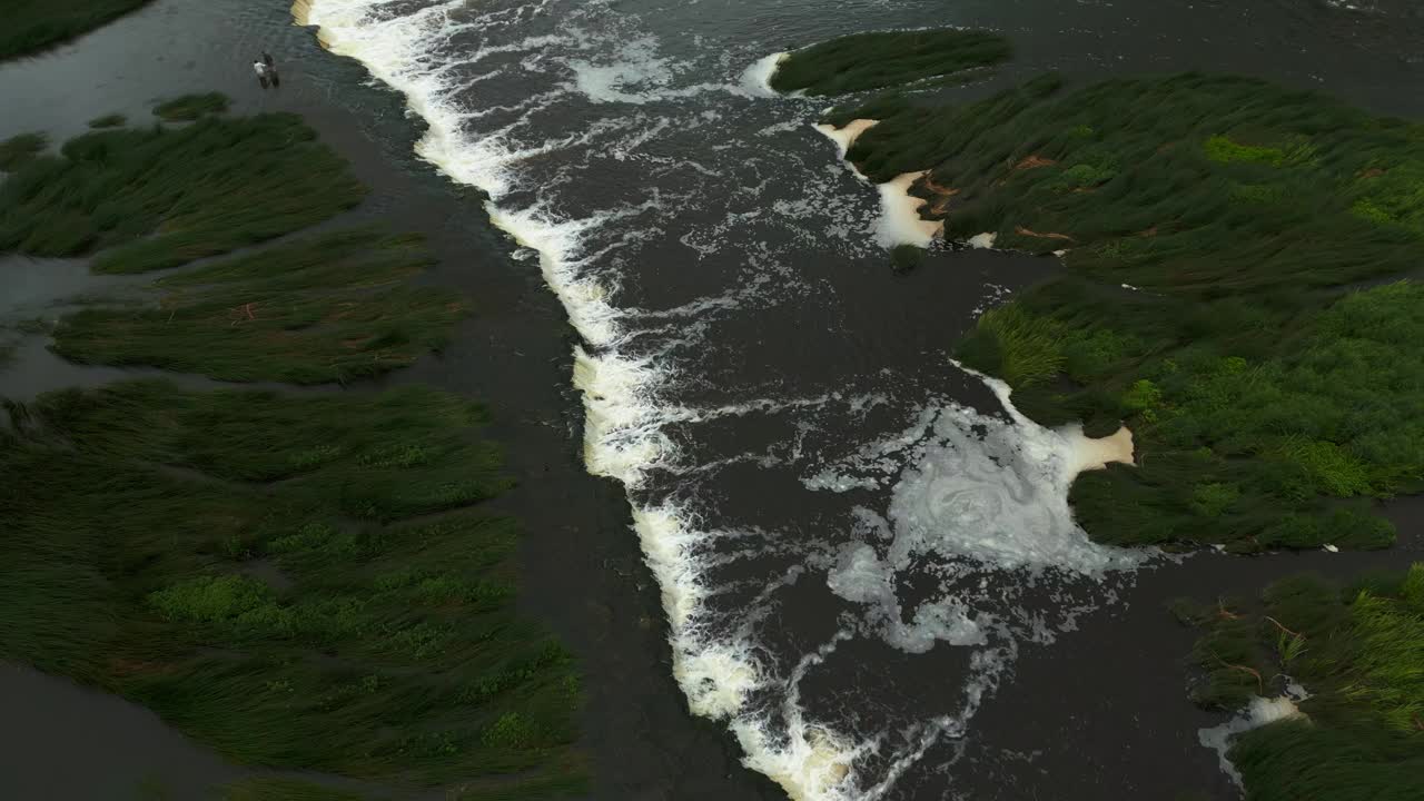 文塔瀑布-空中河流和瀑布的场景:从上面看，在流动的河流中间有一个迷人的瀑布，增强了自然环境的美丽视频素材