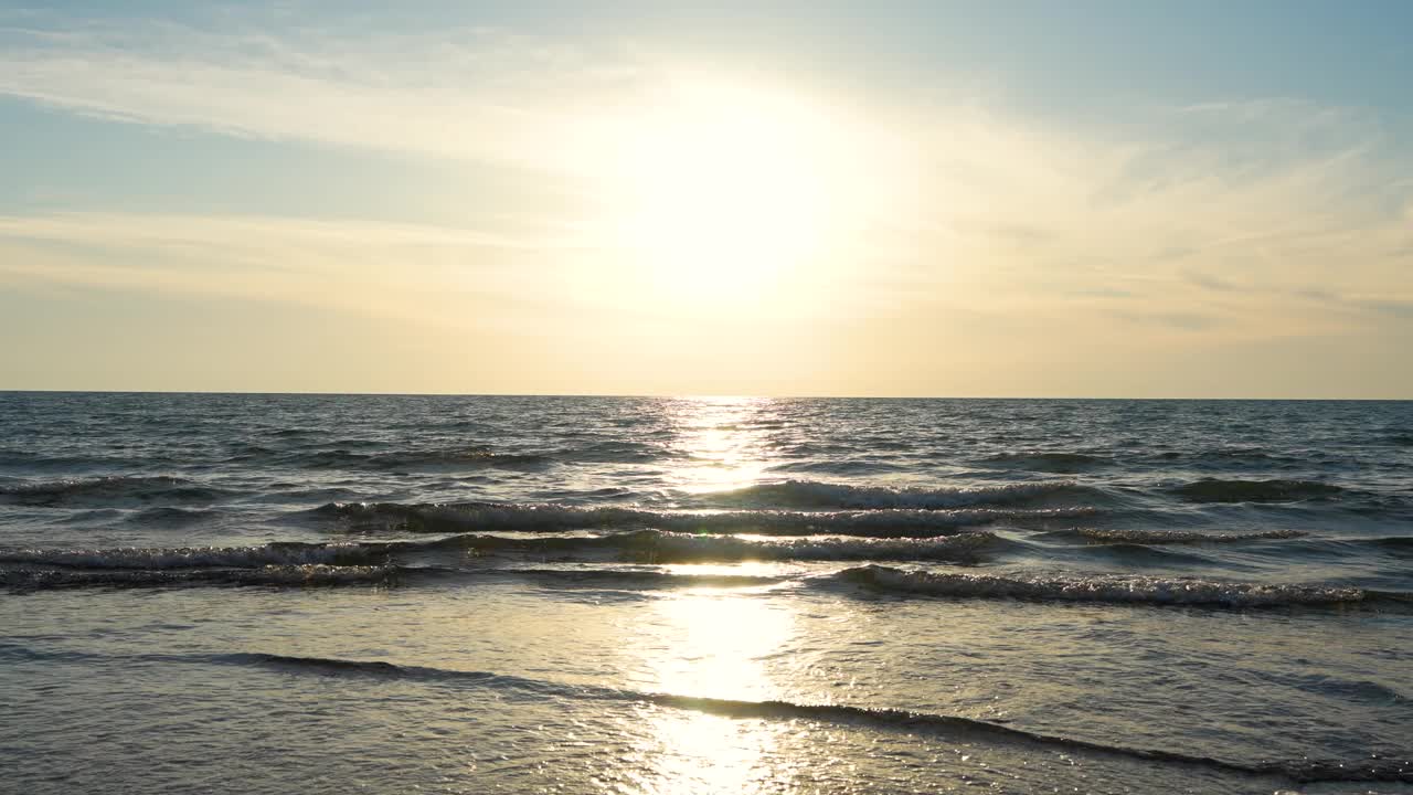 美丽的户外日出或日落在海滩上大海视频素材