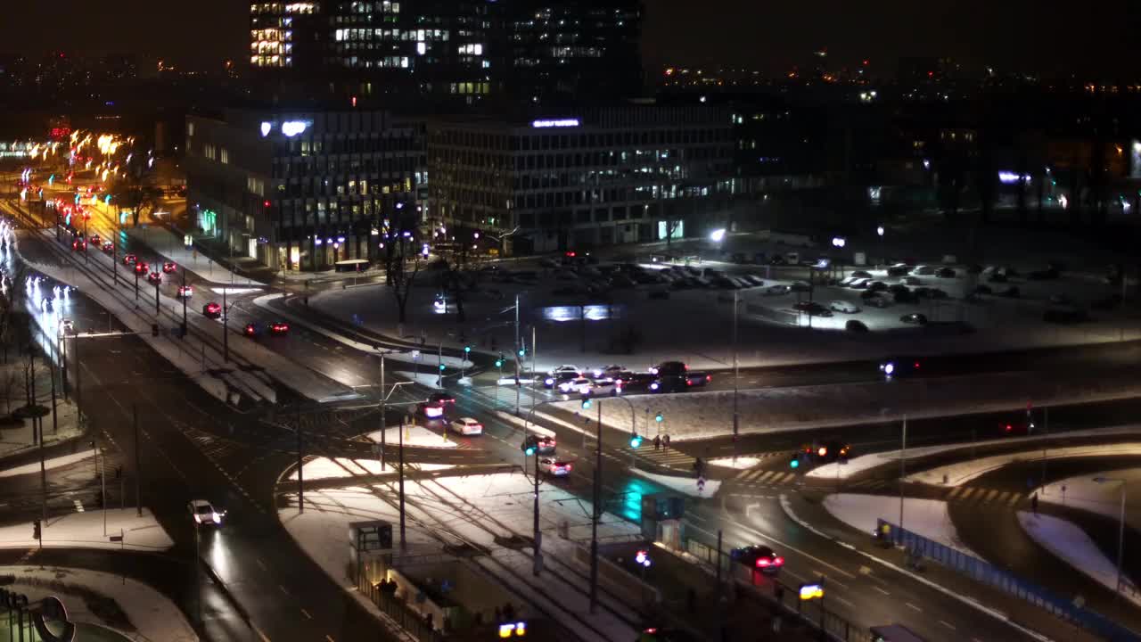 夜景:波兹纳斯街十字路口。视频下载