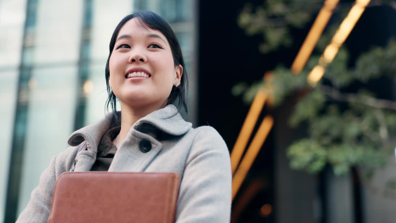 商务，女人和快乐在日本旅行，通勤或早晨的旅程在城市工作。企业家，人与面带自信，骄傲与微笑由镇建设为职业生涯视频素材