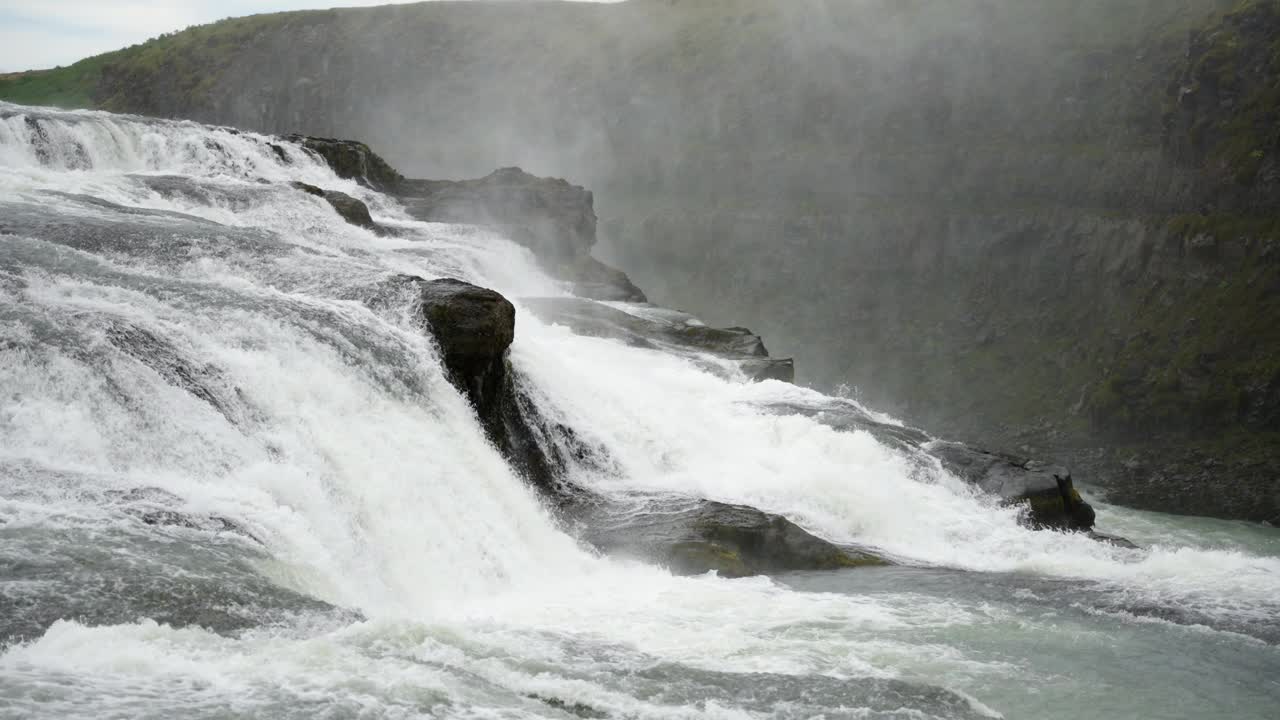 壮丽的瀑布在河流岩石上形成白色的激流。
冰岛,黄金。金色的瀑布。视频素材