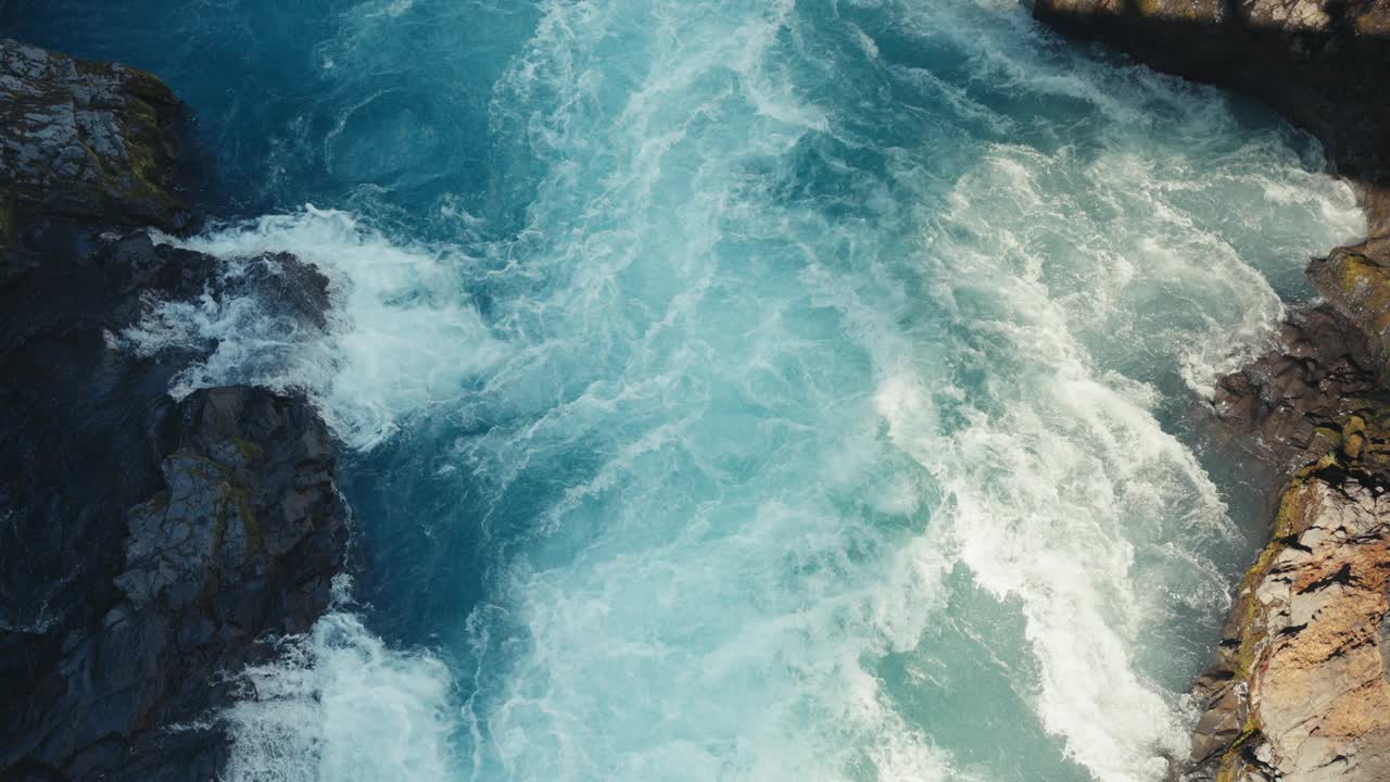 静态相机的一个美丽的水蓝色的河流与汹涌的白色激流。令人难以置信的悬崖构成了景色。视频素材