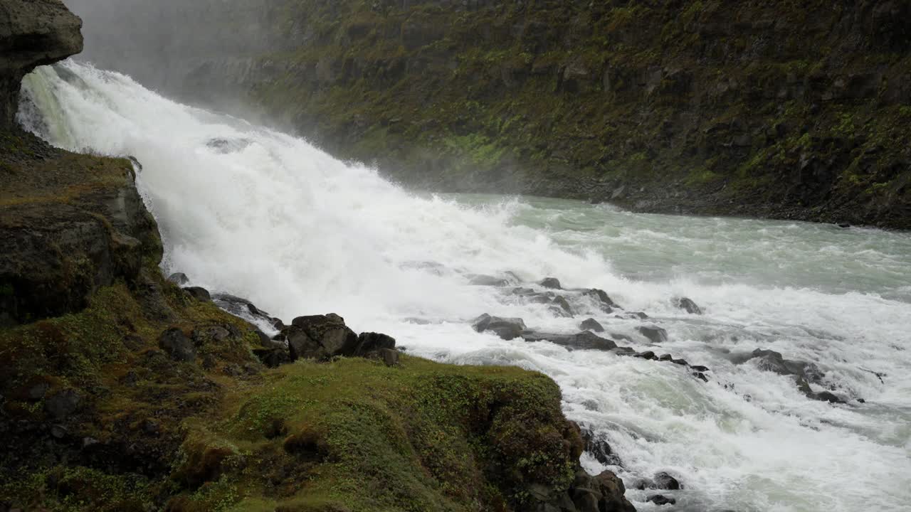 华丽雄伟的瀑布在河流岩石上倾斜形成白色的激流。
冰岛,黄金。金色的瀑布。视频素材