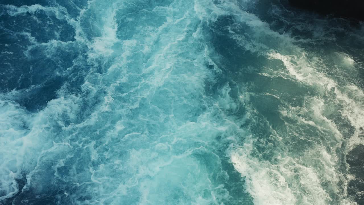 静态相机的一个美丽的水蓝色的河流与汹涌的白色激流。视频素材
