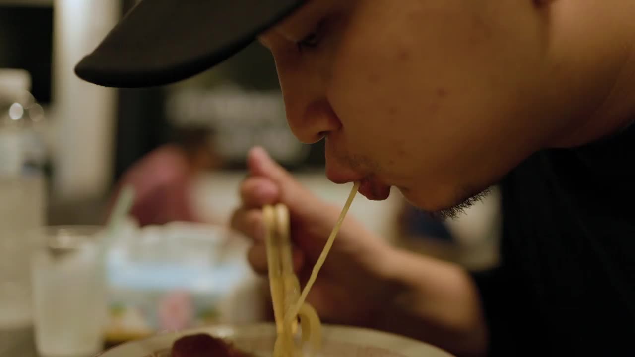 饥饿的人吃拉面的特写视频素材