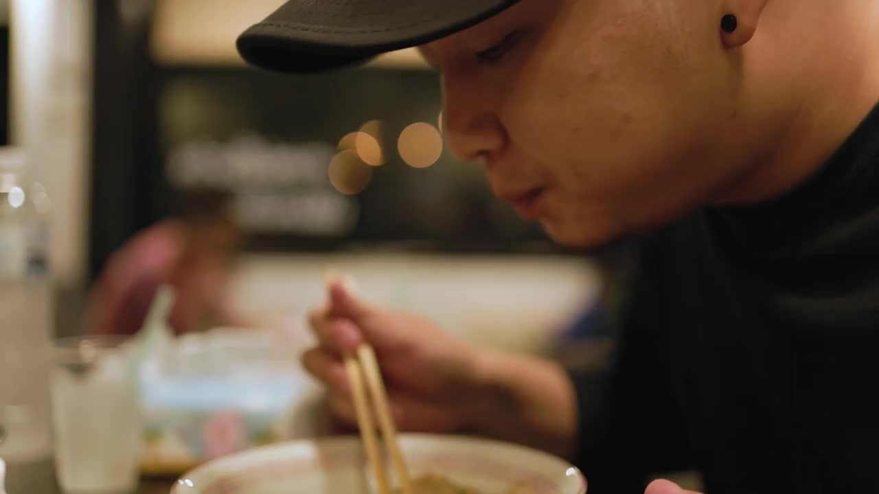 饥饿的人吃拉面的特写视频素材