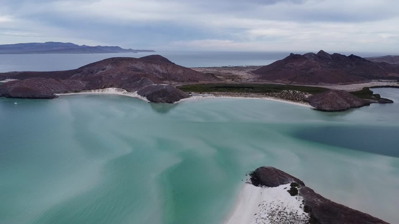 普拉亚巴兰德拉与绿松石水和山的背景，下加利福尼亚，墨西哥，在一个阴天，鸟瞰图视频素材