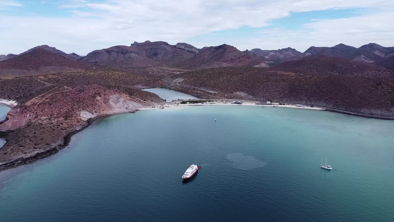 巴兰德拉海滩，下加利福尼亚州，有船和清澈的海水，鸟瞰图视频素材