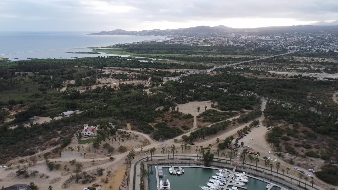 圣何塞德尔卡波码头与郁郁葱葱的景观和海岸线黄昏，鸟瞰图视频素材