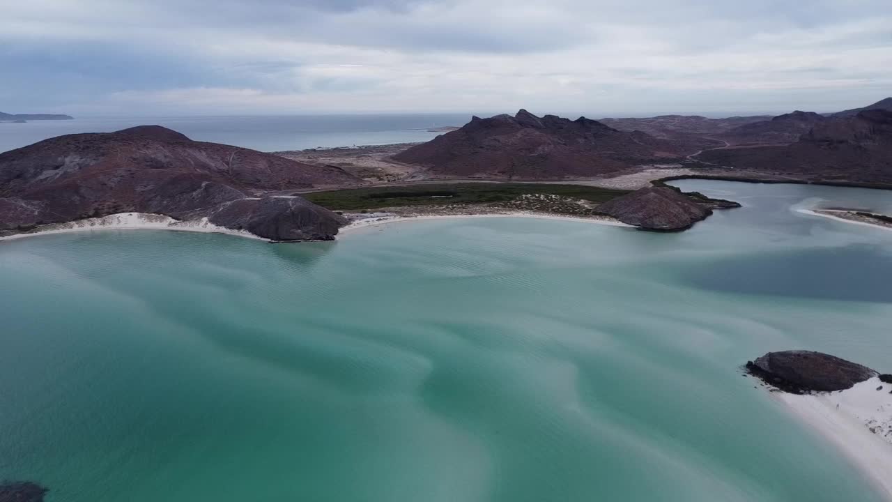 普拉亚巴兰德拉的清澈碧绿的海水和周围的山脉在下加利福尼亚州，鸟瞰图视频素材