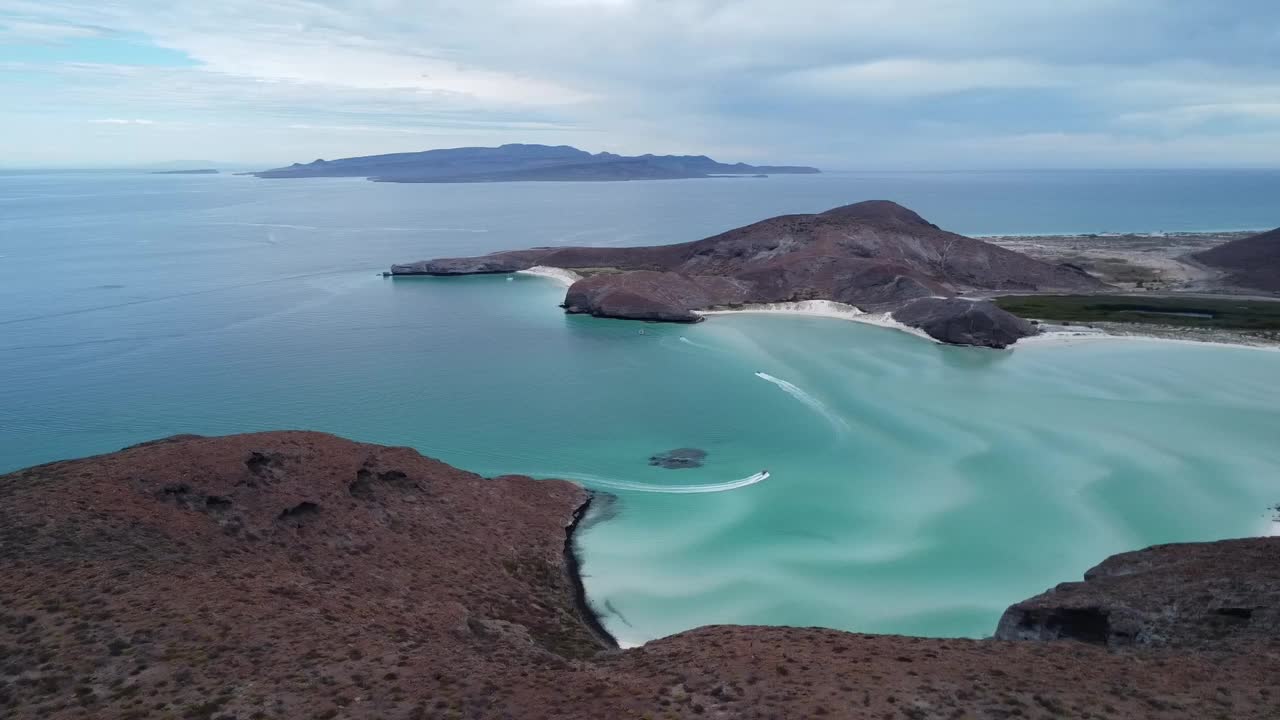 巴兰德拉海滩在下加利福尼亚州，墨西哥展示蓝绿色的海水和沙岛，鸟瞰图视频素材