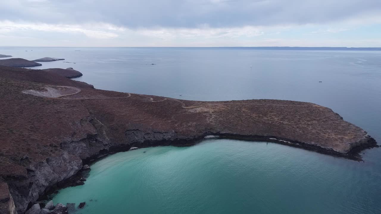 黄昏时巴兰德拉海滩清澈碧绿的海水和崎岖的海岸线的航拍照片视频素材