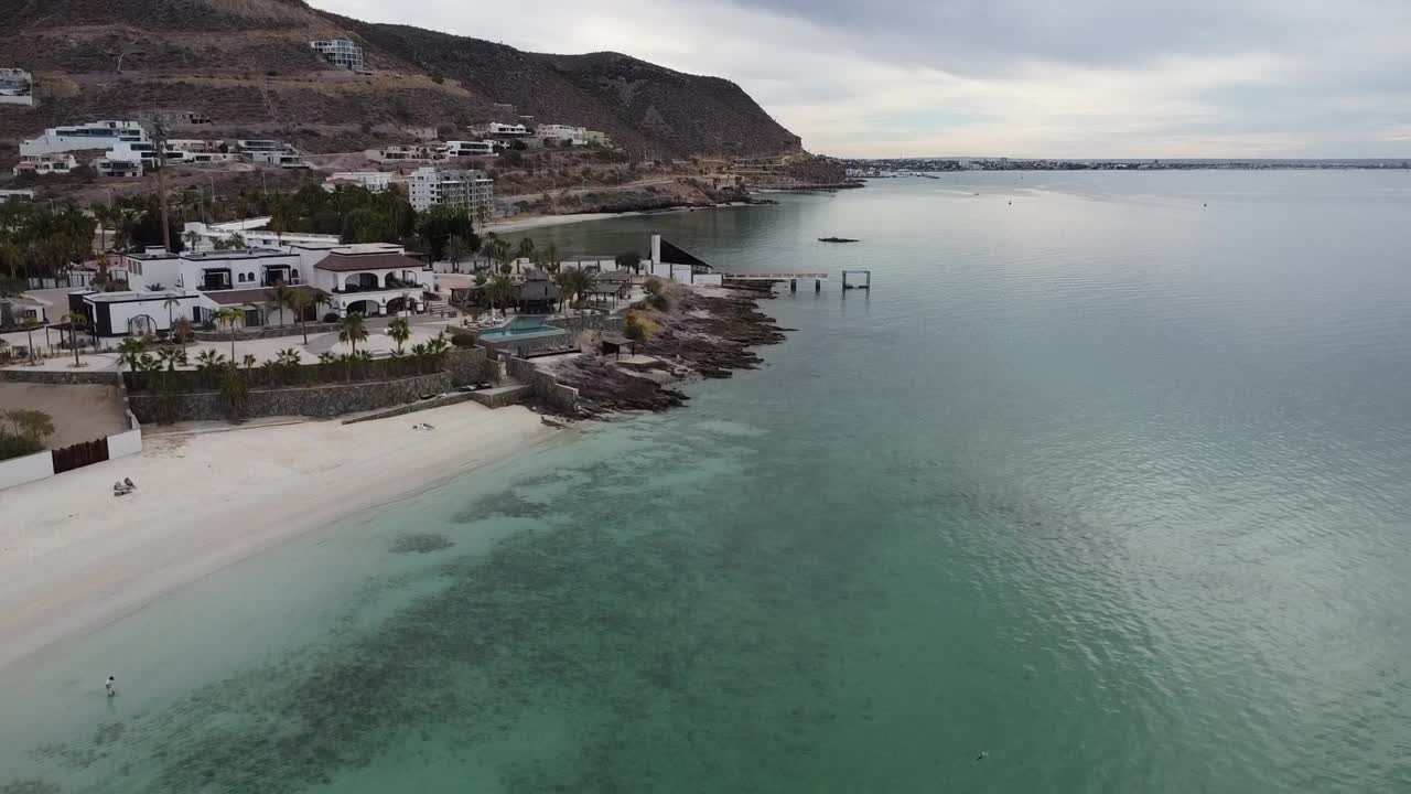 下加利福尼亚州的凯曼西托湖和拉孔查在拉巴斯，宁静的海滨与清澈的海水，鸟瞰图视频素材