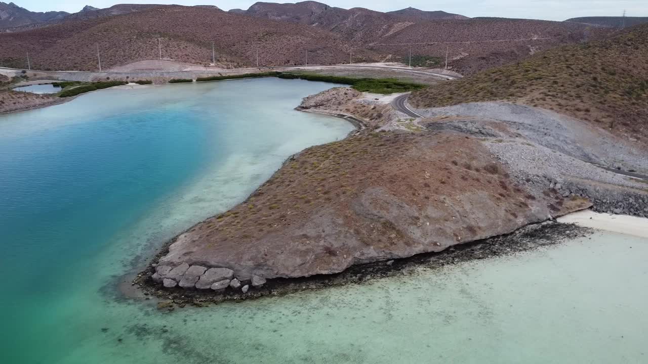 普拉亚巴兰德拉的清澈碧绿的海水和独特的海岸线在下加利福尼亚州，鸟瞰图视频素材