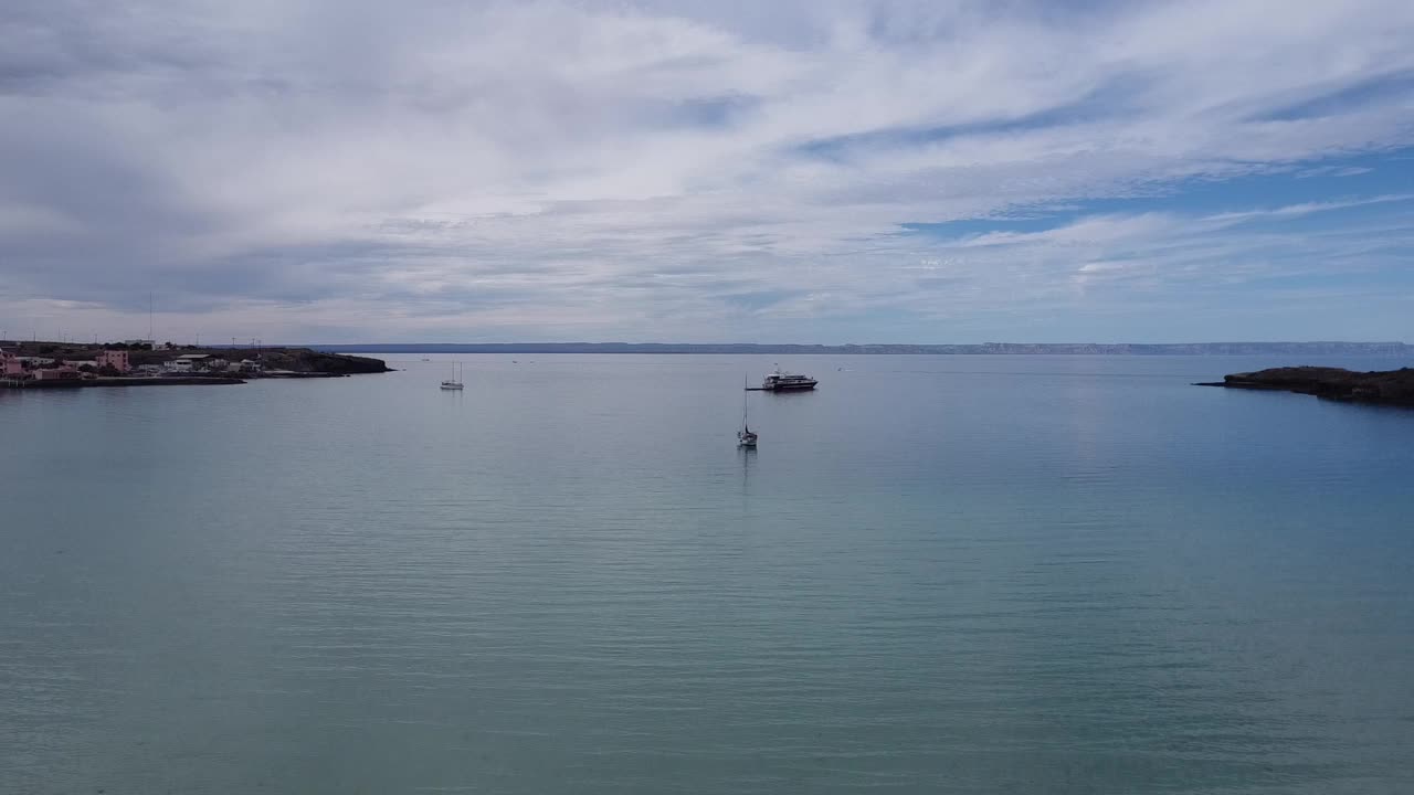 下加利福尼亚州的playa balandra，宁静蔚蓝的海水，宁静的海滩，鸟瞰图视频素材