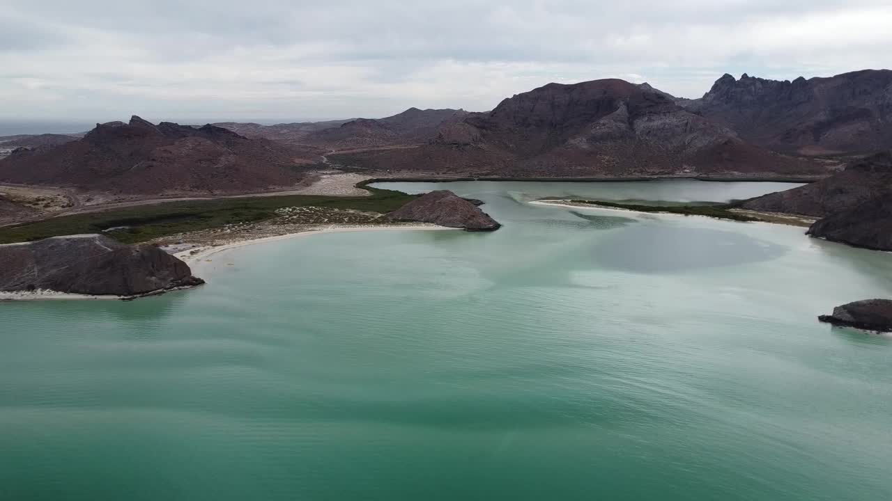 普拉亚巴拉德拉与绿松石水和山的背景，下加利福尼亚，墨西哥，多云的天空，鸟瞰图视频素材