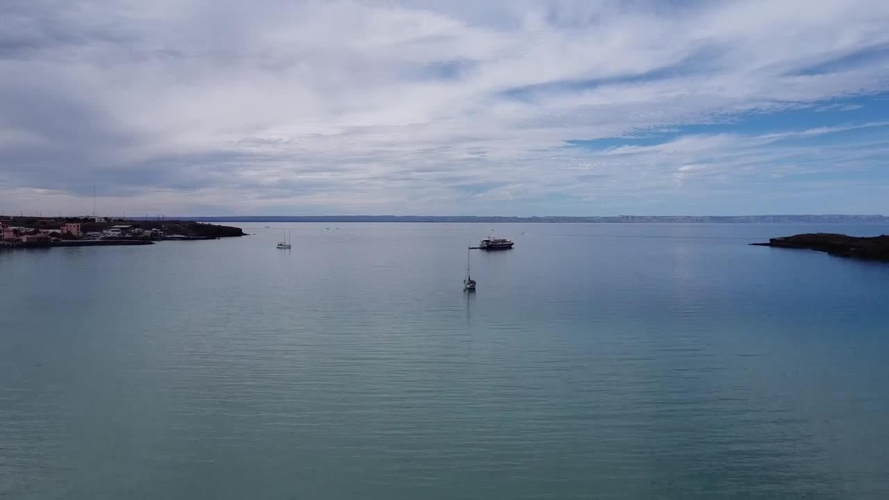 下加利福尼亚州皮奇林格海滩的宁静景色，船只漂浮在平静的水面上，宁静的海景视频素材