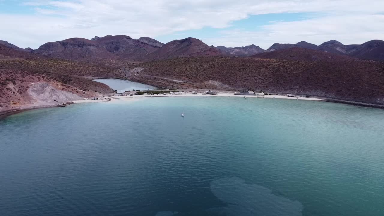 普拉亚巴拉德拉，下加利福尼亚州与水晶水和山的背景，鸟瞰图视频素材