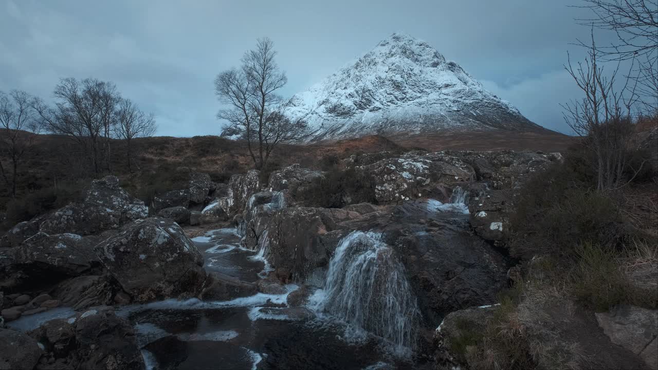 在积雪覆盖的Buachaille Etive more山脚下，有4k的山间河流和部分结冰的瀑布画面视频下载