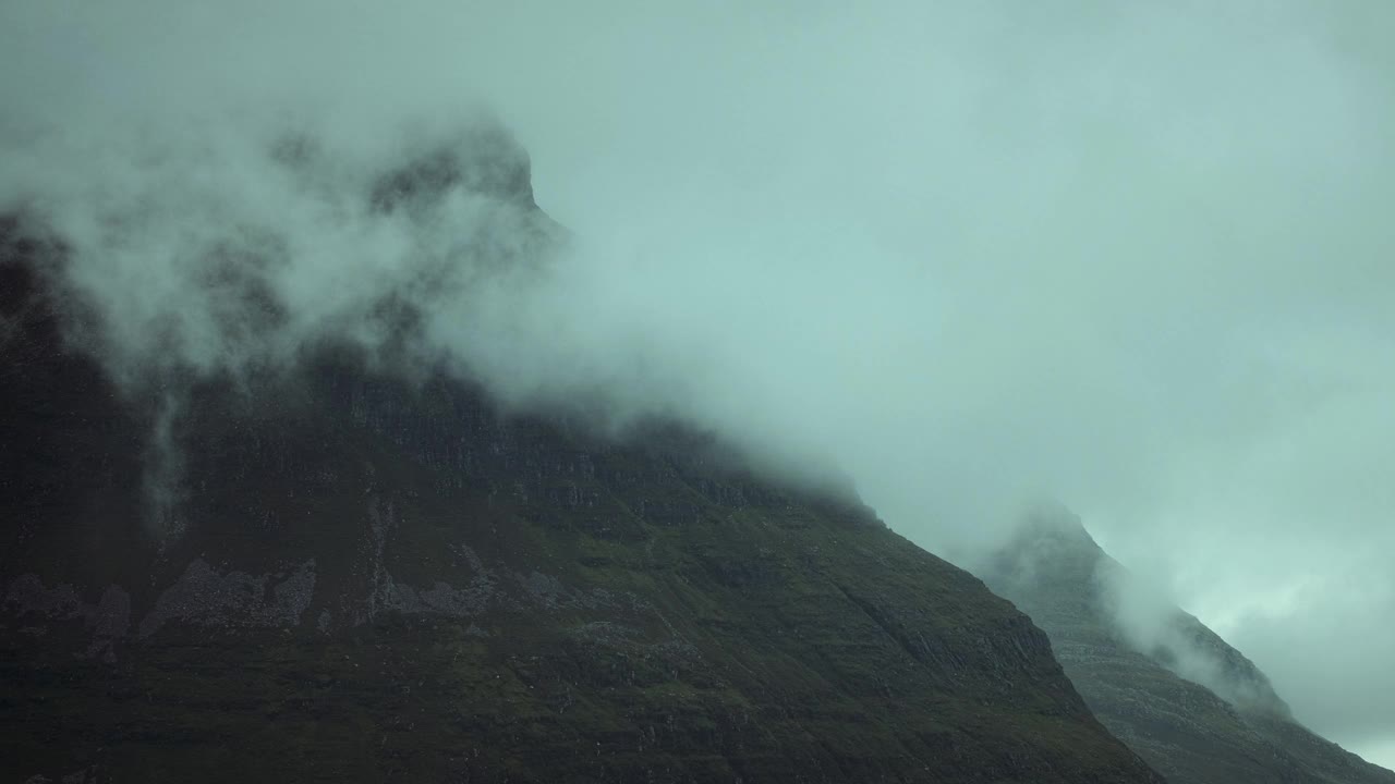 苏格兰高地山顶上移动的云视频下载