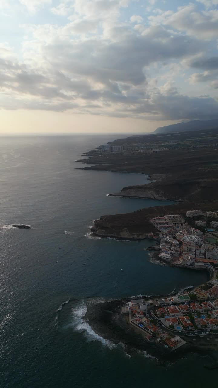 豪华酒店和海滨度假胜地与蓝色的水，特内里费岛，加那利视频素材