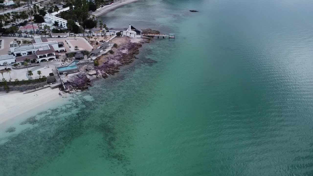 白天，下加利福尼亚州拉巴斯的拉孔查在清澈的海水中航拍的凯曼西托海滩视频素材