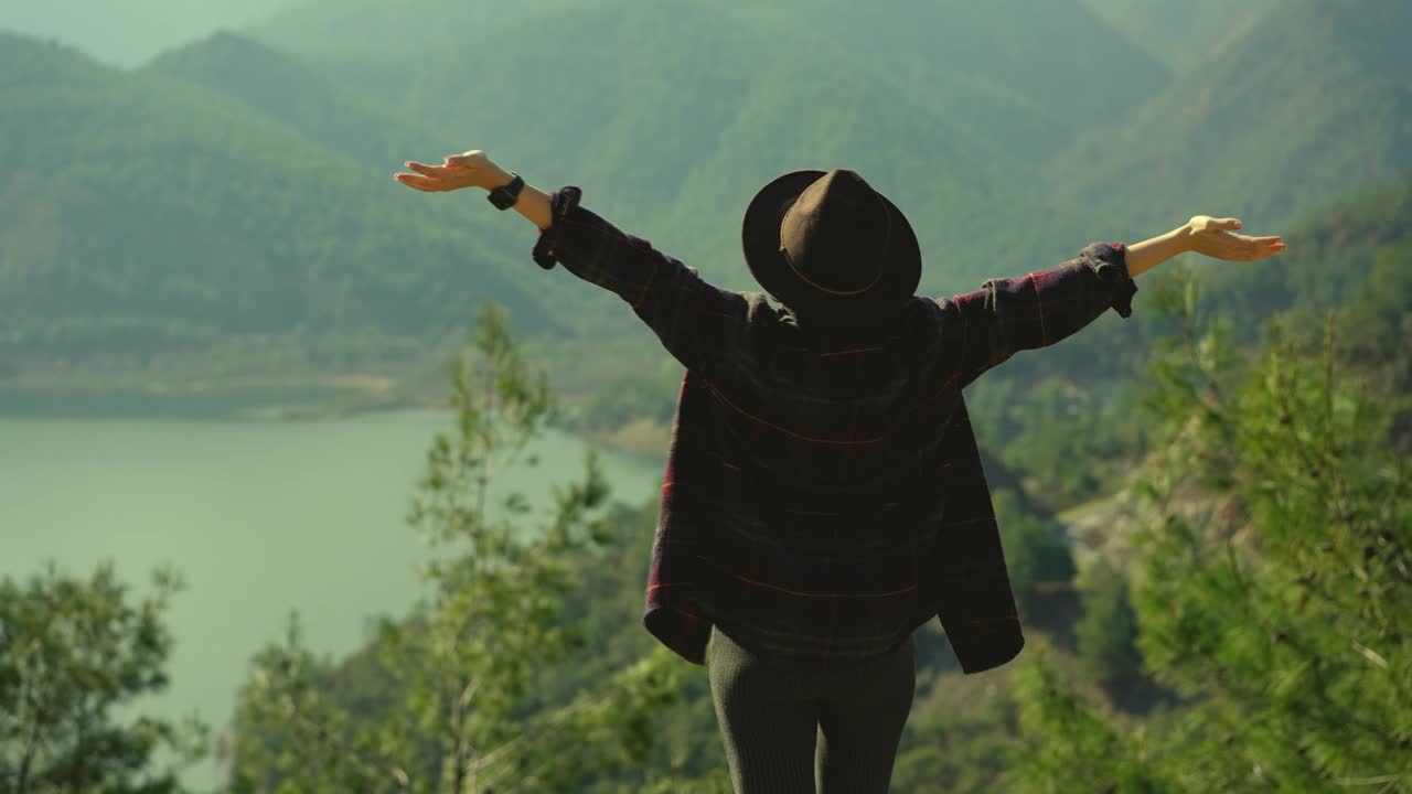 在大自然中独自行走的女人视频素材