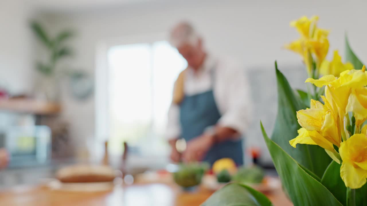 夫妇，烹饪和厨房的晚餐或鲜花柜台或健康的营养在公寓，结合或饮食。人们，准备和材料在家里或一起吃午餐，吃或早午餐视频素材