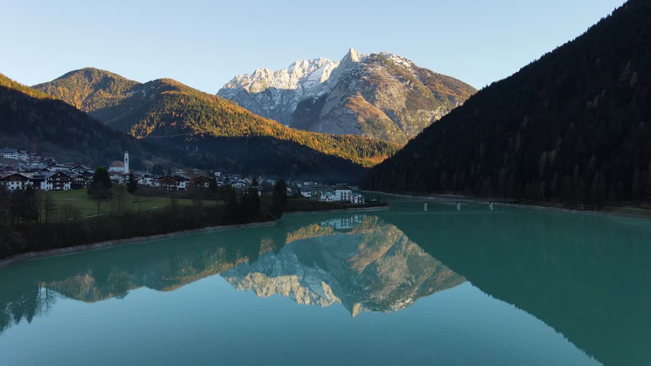 白云石小镇的美丽景色，周围环绕着山、水和森林。视频素材