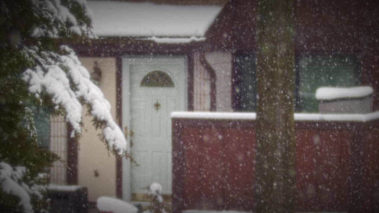 山村里的冬季暴风雪视频下载