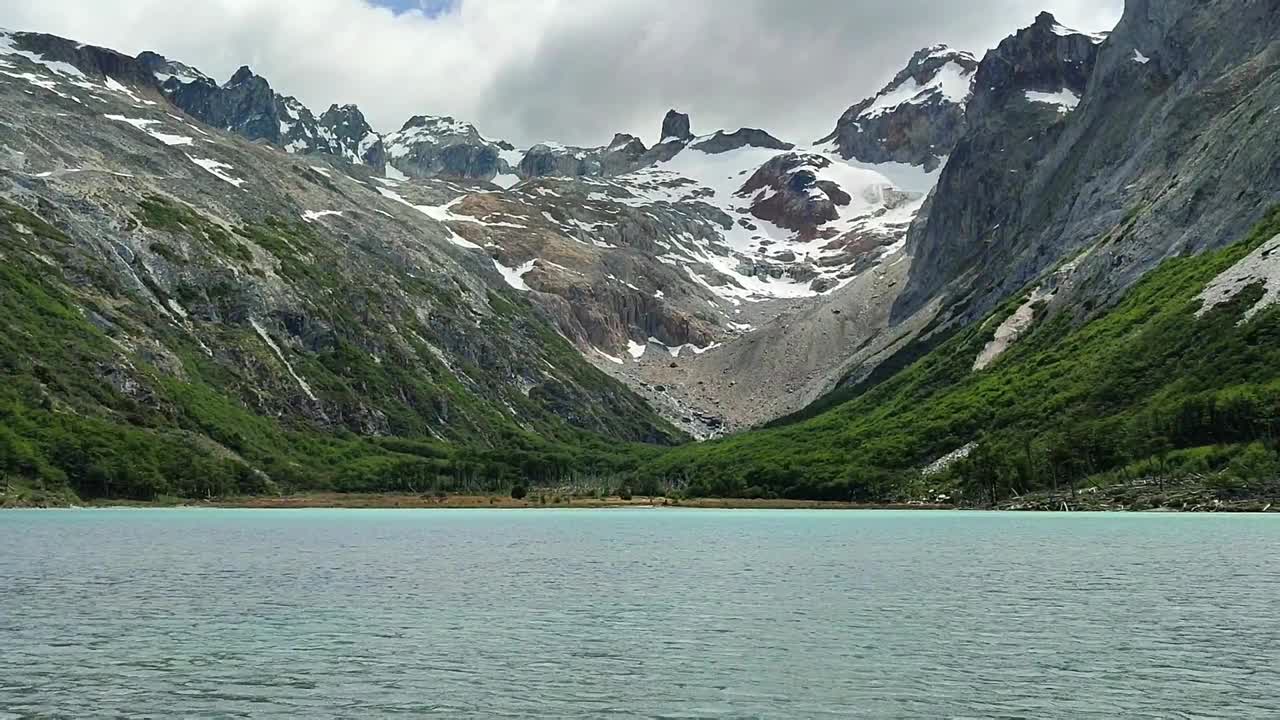 阿根廷乌斯怀亚埃斯梅拉达湖的美丽景色。视频素材