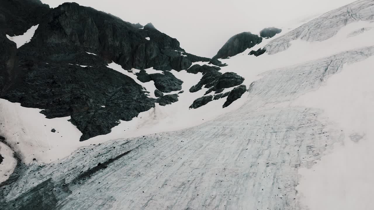 在阿根廷火地岛的乌斯怀亚，冰川上的雪景。无人机航拍视频素材