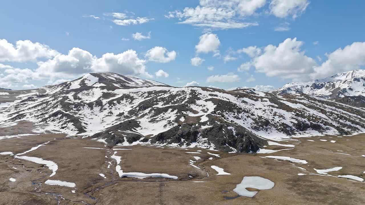 鸟瞰图的山峰与小雪视频下载