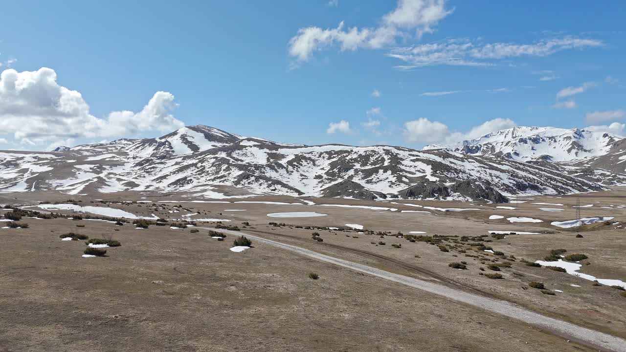 雪山的航拍画面视频下载