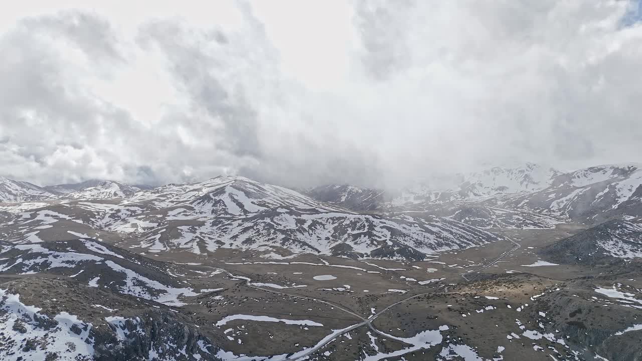 山上的风景有一点雪视频下载