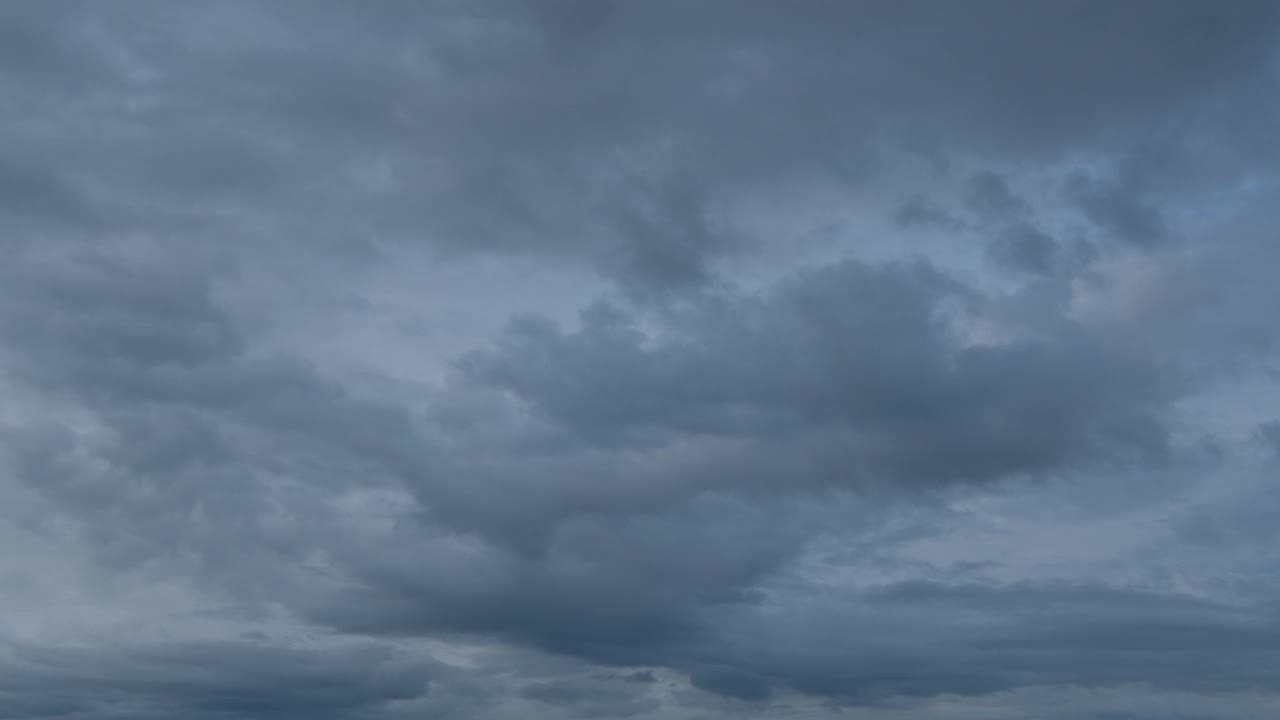 戏剧性的天空与暴风雨云在阴天的时间流逝。视频素材