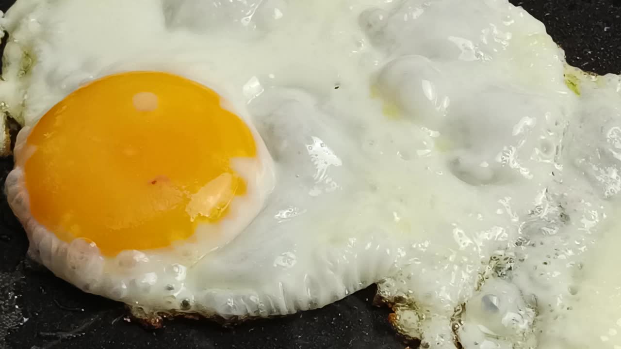 煎蛋，特写，在煎锅里视频素材