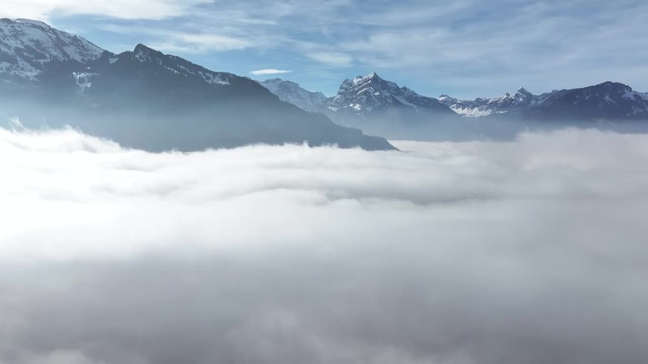 云雾缭绕的瓦伦泽山脉宁静壮丽视频素材