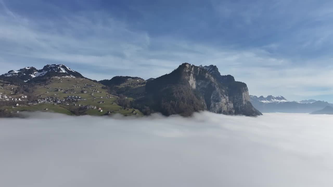 瓦伦湖的山峰出现在云层之上，瑞士阿尔卑斯山的航拍全景视频素材