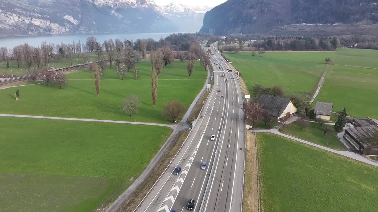 瑞士高速公路穿过田园景观-空中飞行视频素材