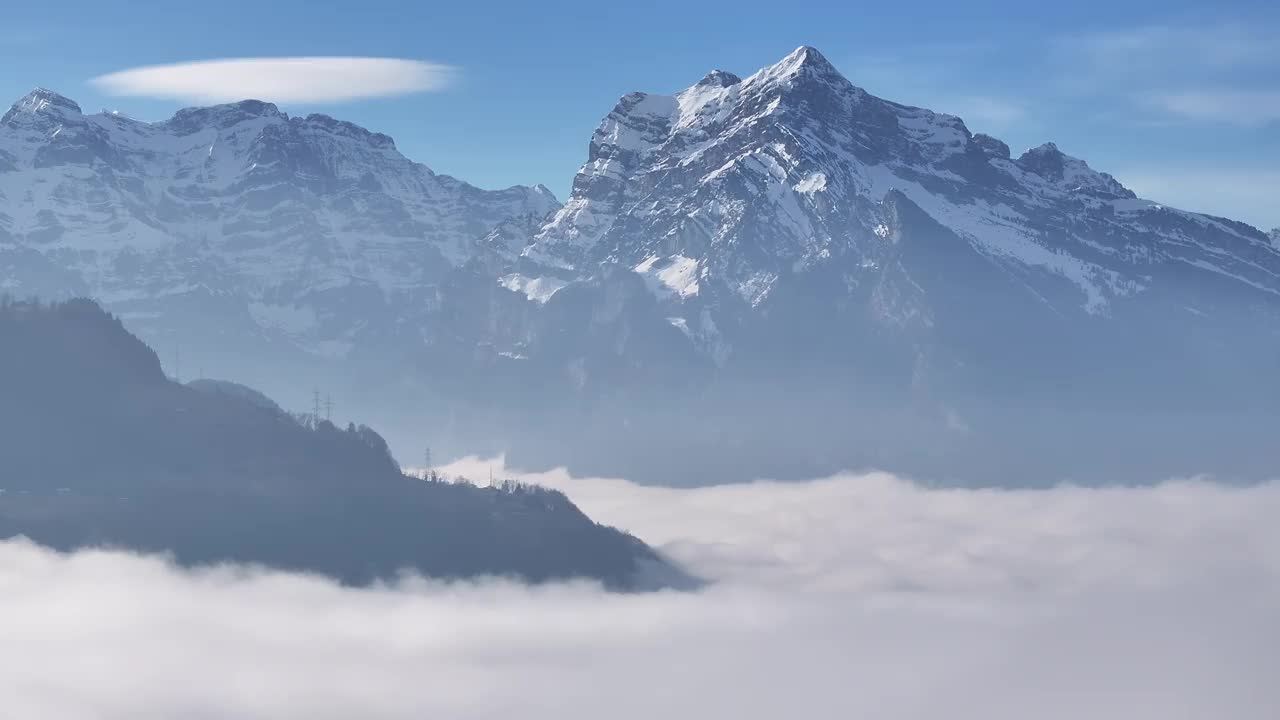 瑞士阿尔卑斯山峰上的光谱帽云视频素材